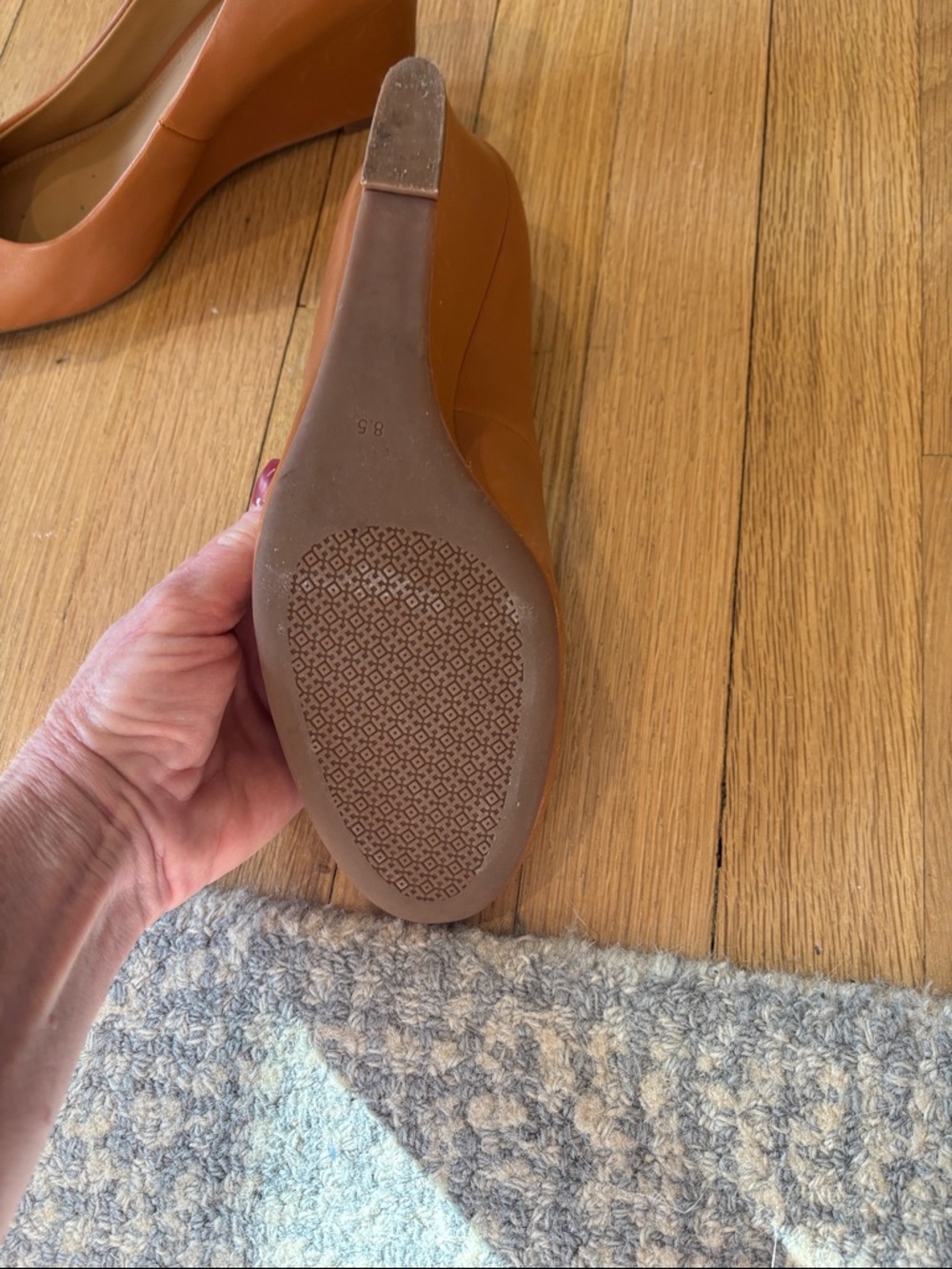 Tory Burch Tan Leather wedge with Gold Logo Medallion - Picture 4 of 5